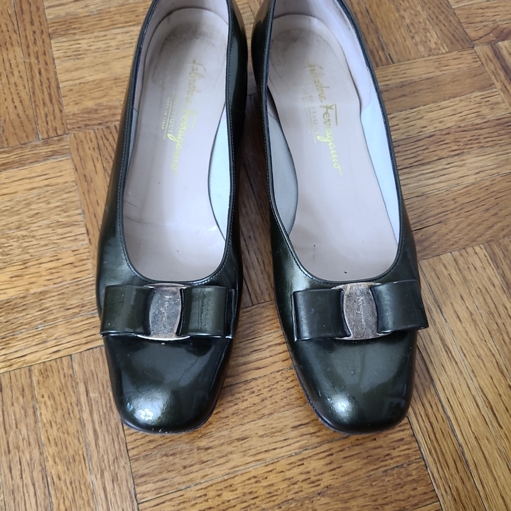 Salvatore Ferragamo Olive green patent leather Flats Size 10.5